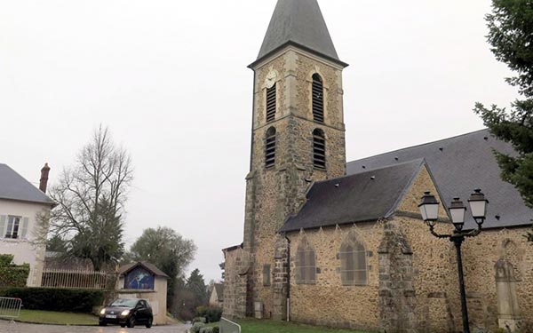 La Hauteville, ce vendredi. La cloche de l’église, démontée et réparée à cause d’une fissure, est de retour dans le clocher pour les célébrations de Noël.
-Photo:Le Parisien