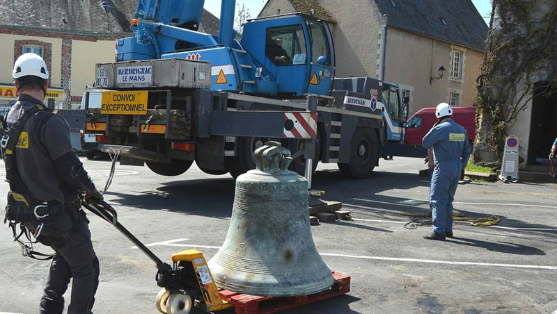 La cloche de 697 kg a été descendue du clocher pour une rénovation prévue à Trémentines

  -Photo:Ouest France