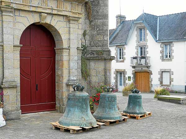 Les cloches ont été exposées place de l’Église avant leur départ pour la Vendée.

   - Photo:Ouest France