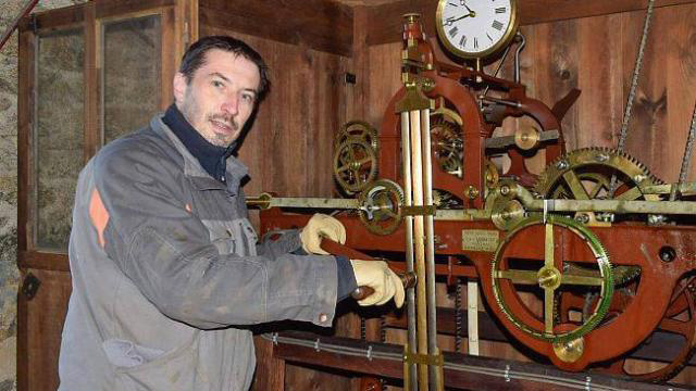 Lussault à Roussay : La vénérable horloge porte beau ses 130 ans 