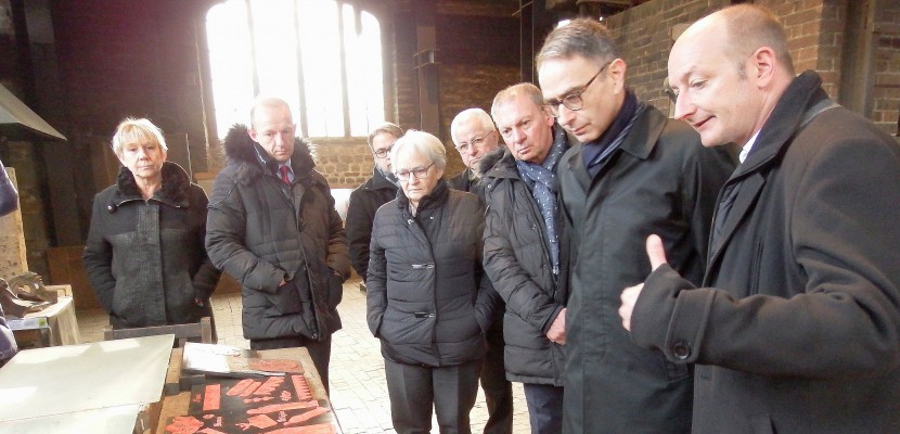 Le sous-préfet (2e  à droite) suit attentivement les explications de Paul Bergamo (1er à droite), lors de la visite de la fonderie Cornille Havard, vendredi 19 janvier 2018 à Villedieu-les-Poêles (Manche).
 -Photo:La Manche Libre