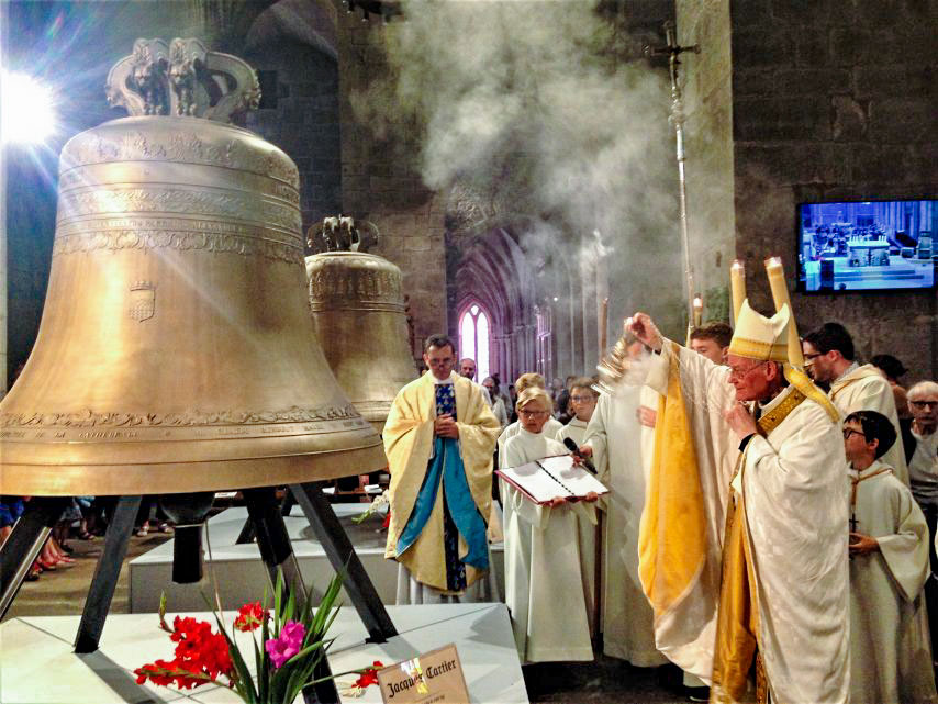 Monseigneur Marcus a baptisé et encensé les nouvelles cloches de la cathédrale de Saint-Malo
-Photo:actu.fr