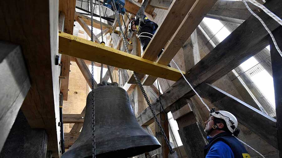 Les trois cloches de Saint-Pierre ont retrouvé leur emplacement dans le clocher, après de longs mois de travaux.
-Photo:Ouest France